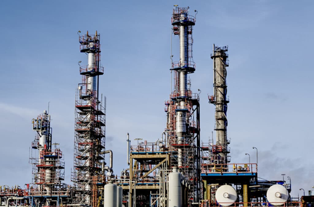La mégaraffinerie du groupe Dangote au Nigeria : Espoirs et incertitudes pour l’autosuffisance énergétique