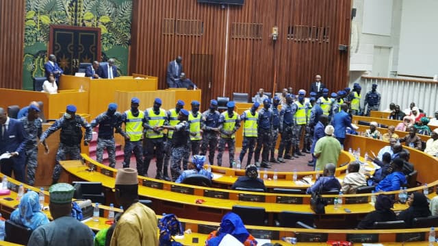 Sénégal – Présidentielle 2024 L’Assemblée nationale valide le report au 15 decembre 2024, après une expulsion Manu militari des députés de l’opposition