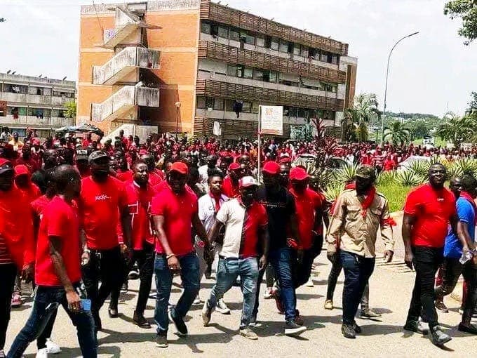 Côte d’Ivoire : La FESCI paralyse les cours dans la commune de Yopougon pour protester contre la démolition des écoles par le District Autonome d’Abidjan