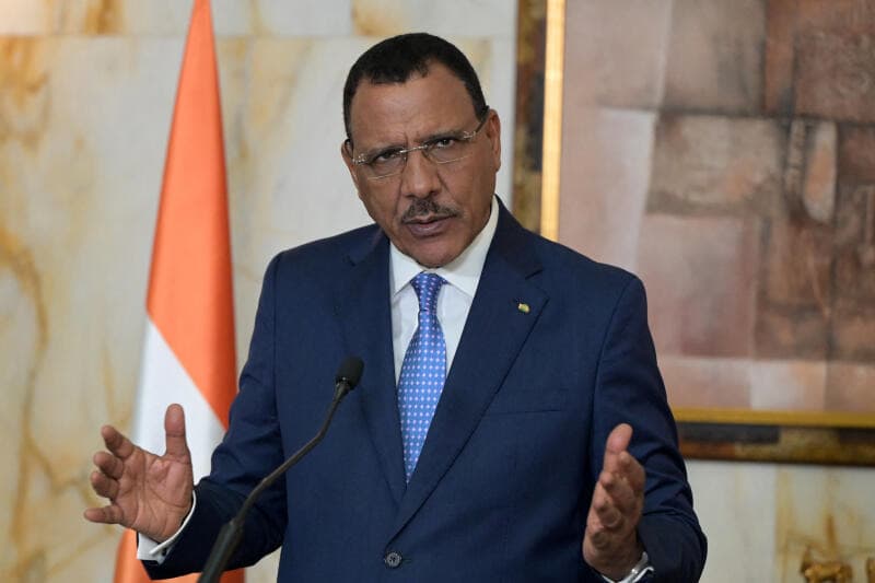 Niger : Un an après le coup d’État, Mohamed Bazoum toujours détenu par la junte, refuse de signer sa démission