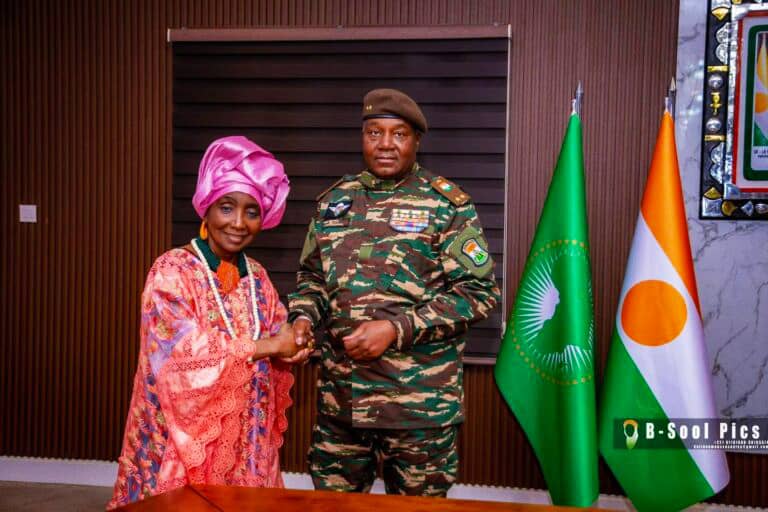 Niger : En visite à Niamey, Aicha Koné la diva de la musique ivoirienne, reçue par le Général Abdourahamane Tiani, polémique dans le milieu politique