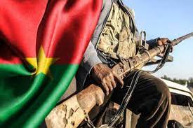 Burkina Faso : Le capitaine Ibrahim Traoré punit un magistrat en l’envoyant au front pour combattre les groupes armés aux côtés des Forces de défense