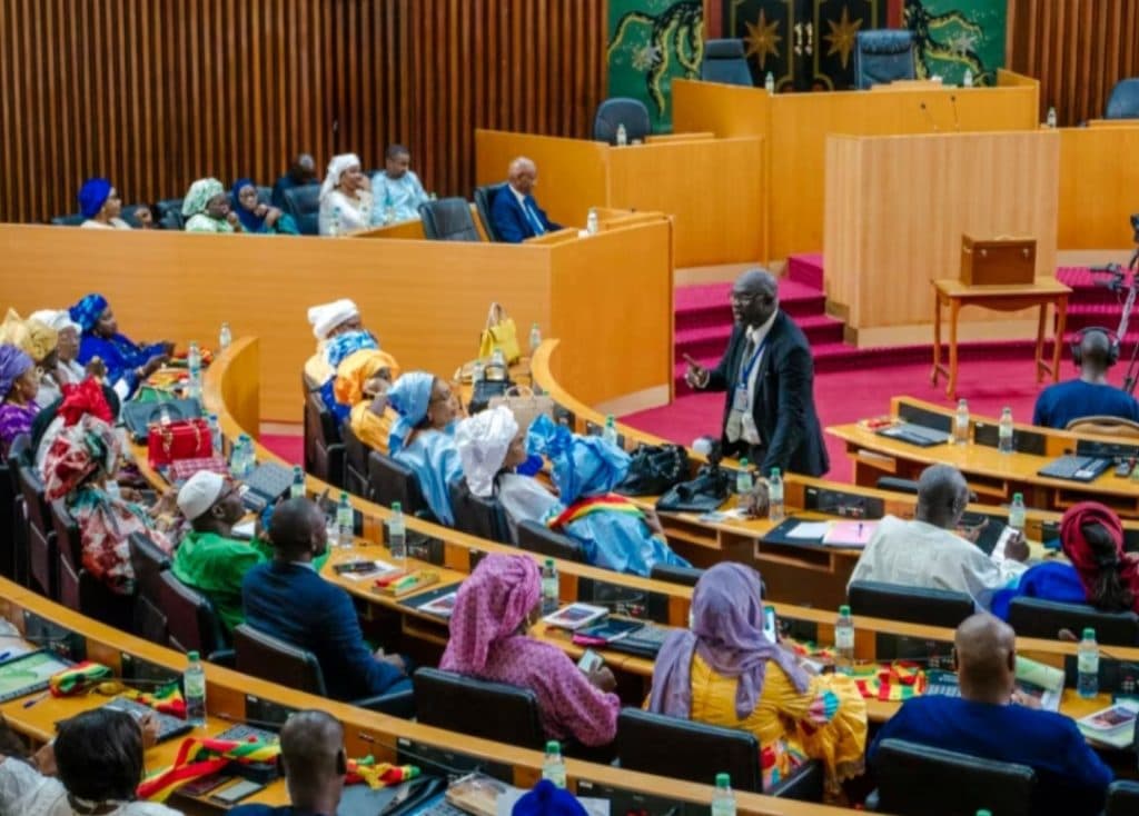 Sénégal : Les députés de l’opposition font barrage au projet de loi sur la révision de la constitution après onze heures de débat, un échec pour Diomaye Faye