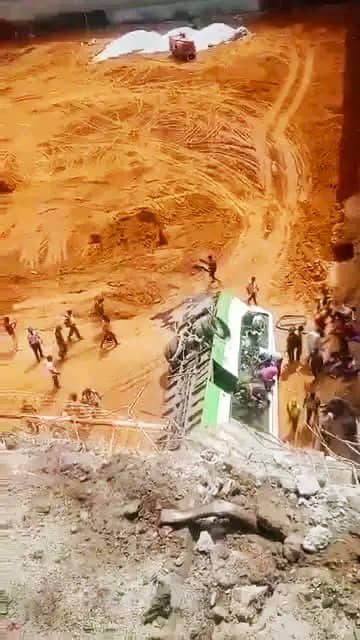 Côte d’Ivoire : Un lendemain de Noël tragique à Abidjan, un bus de la Sotra chute dans un trou, faisant des morts et des blessés