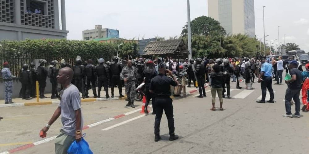 Côte d’Ivoire : Tribunal d’Abidjan, des députés PDCI refoulés par la police alors qu’ils exprimaient leur désaccord face aux procédures judiciaires engagées contre Thiam