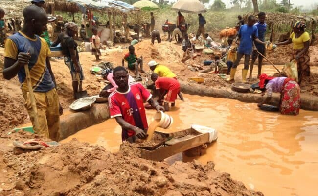 Ghana : Les étrangers exclus du marché de l’or artisanal, la décision entre en vigueur à partir du 1 er mai
