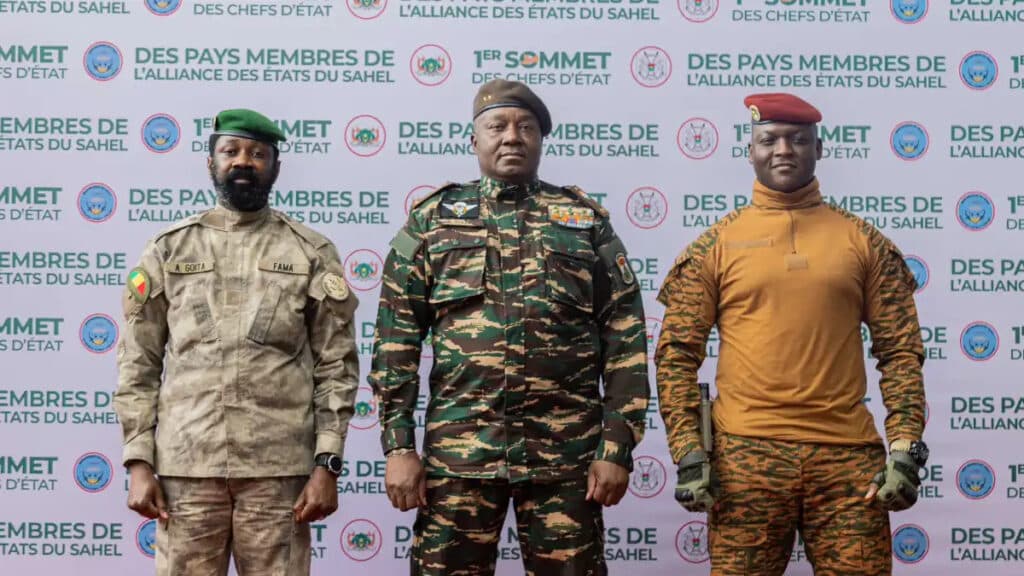 Burkina Faso-Niger-Mali : L’AES célèbre son hymne lors des cérémonies de montée des couleurs nationales, un symbole d’unité pour le Sahel