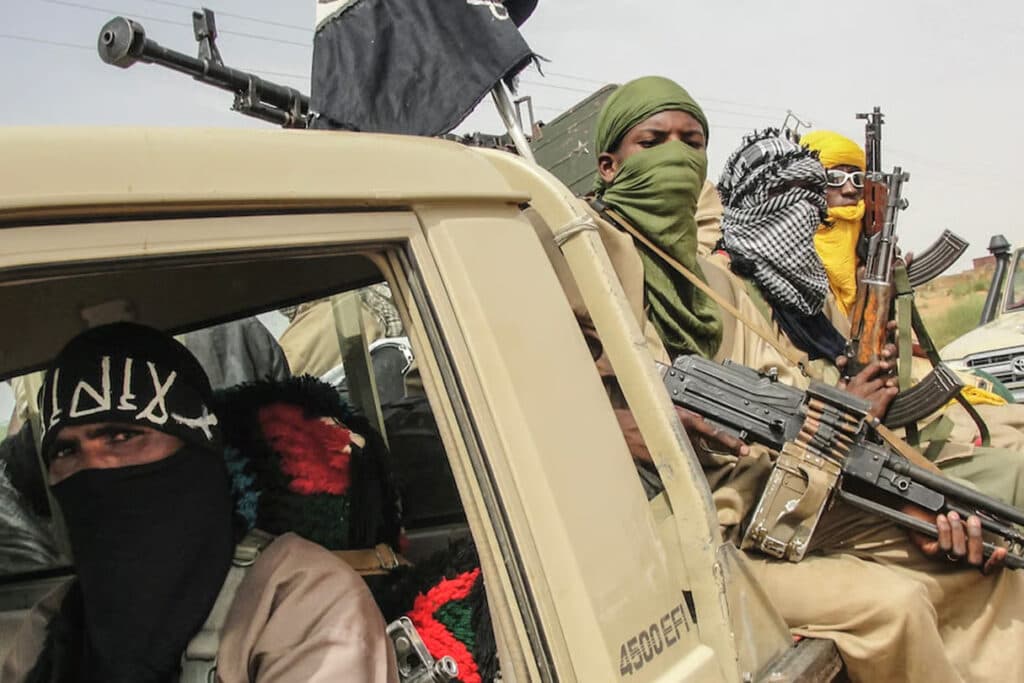 Mali : Le Jnim lance des attaques simultanées dans sept villes du pays, plus de 80 terroristes neutralisés et un arsenal de guerre récupéré, selon les FAMA