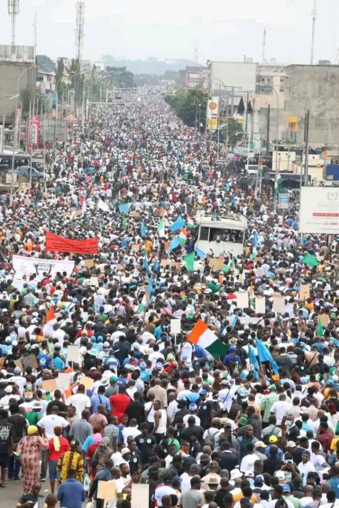 Côte d’Ivoire : Présidentielle 2025, le PPA-CI, le PDCI-RDA et le FPI en démonstration de force à Yopougon contre un « 4e mandat » de Ouattara