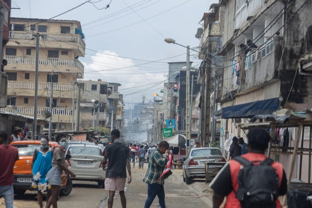 Côte d’Ivoire : La police disperse une manifestation de l’opposition contre un quatrième mandat de Ouattara, 237 interpellations, dont des femmes