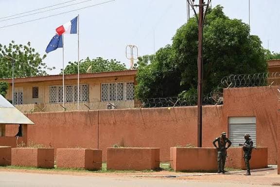 Mali : Face à la menace jihadiste, Paris annonce la réduction de son personnel diplomatique et consulaire