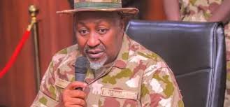 Nigeria : Le ministre de la Défense démissionne alors que le pays fait face à une nouvelle vague de kidnappings