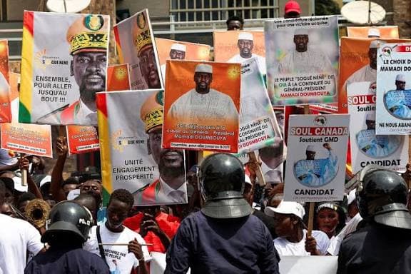Guinée : Les premiers résultats de la présidentielle tombent, Mamadi Doumbouya largement en tête