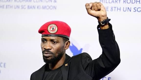 Ouganda : La traque de l’opposant Bobi Wine s’intensifie, son épouse agressée par des soldats lors d’un raid nocturne