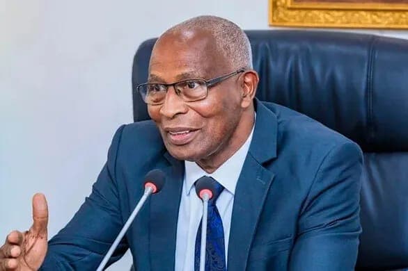 Guinée : Mamadi Doumbouya mise sur la continuité en maintenant Amadou Oury Bah à la primature