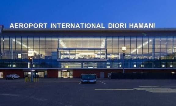 Niger : Nuit sous tension à Niamey, tirs nourris et explosions autour de l’aéroport international Hamani Diori