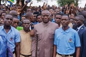 Gabon : Grève des enseignants, Oligui Nguema descend dans les lycées de Libreville pour désamorcer la crise