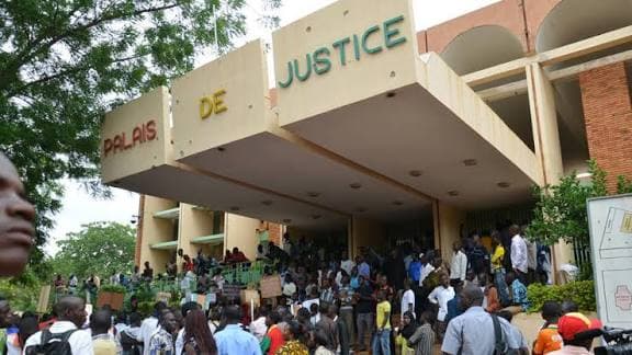Burkina Faso : La justice frappe dans ses rangs, sept hauts magistrats et douaniers condamnés pour corruption