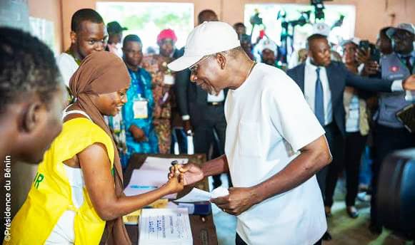 Présidentielle au Bénin : Une élection apaisée, mais pas totalement convaincante, des soupçons de bourrage d’urnes signalés