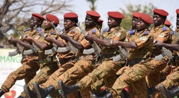 Burkina Faso : Face aux menaces djihadistes, un recrutement massif de 100.000 civils annoncé pour renforcer l’armée
