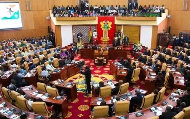 Ghana : Le Parlement adopte une loi durcissant la répression contre les personnes LGBTQ+