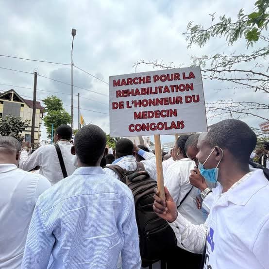 RDC : Face à des mois d’impayés, les médecins entament une grève illimitée en pleine flambée d’Ebola