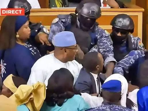 Sénégal : Vive tension à l’Assemblée nationale, le député Abdou Mbow évacué manu militari après un bras de fer avec Ousmane Sonko