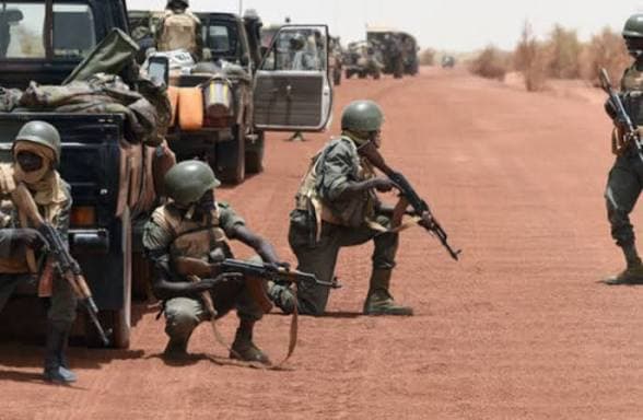 Mali : Une vaste offensive coordonnée secoue plusieurs régions, les autorités assurent maîtriser la situation