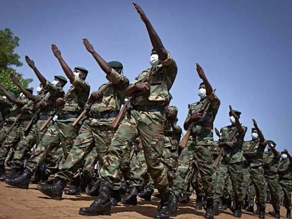 Mali : 254 ex-combattants des groupes armés rejoignent les FAMa et s’engagent désormais pour la défense du territoire national