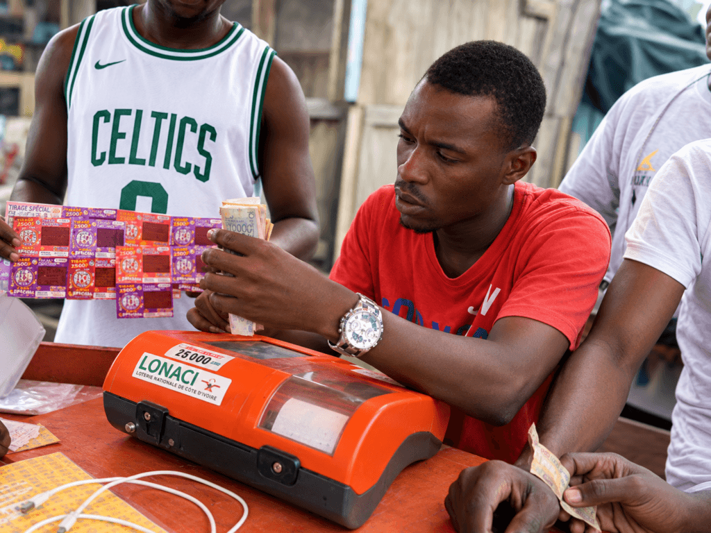 Côte d’Ivoire : Jeux de hasard, un chiffre d’affaires de plus de 922 milliards FCFA réalisé en 2025, l’État renforce le dispositif contre les opérateurs illégaux
